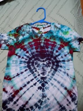 Tie-Dye Youth M Heart/Bear T Shirt in Teal and Burgundy